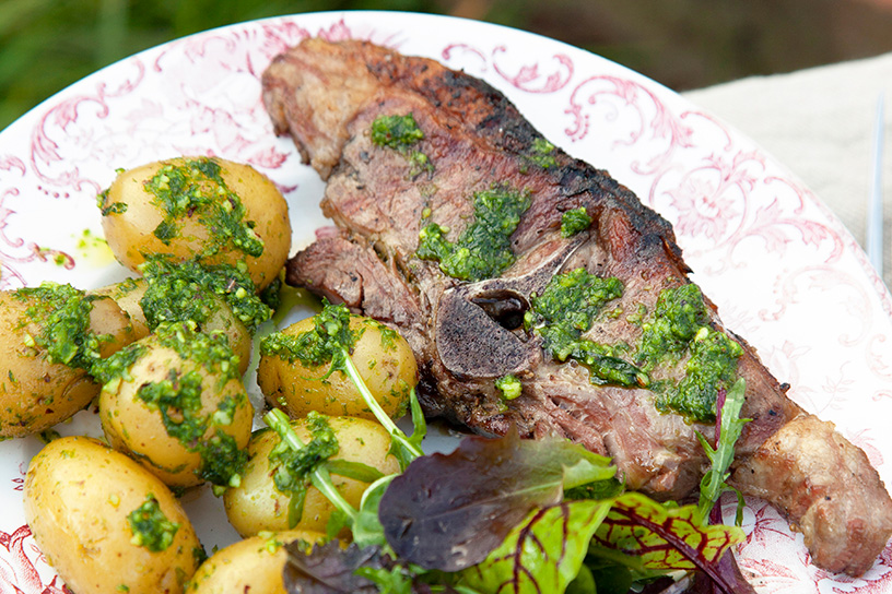 Gegrilde lamskoteletjes, nieuwe aardappels en pesto